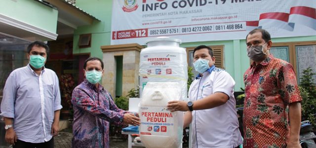 Tangani Covid-19, Pertamina Serahkan Sarana Cuci Tangan ke Pemkot Makassar