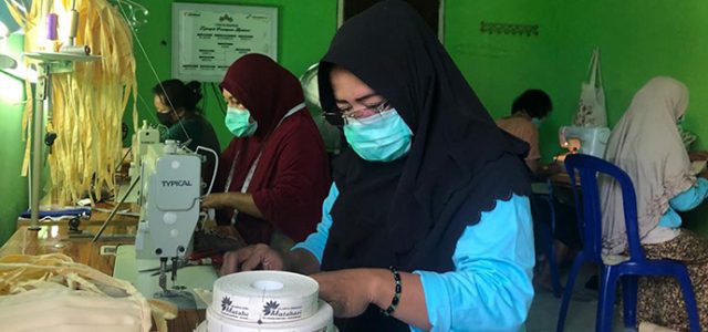Cegah Covid-19, Kelompok Binaan Pertagas Produksi Masker 