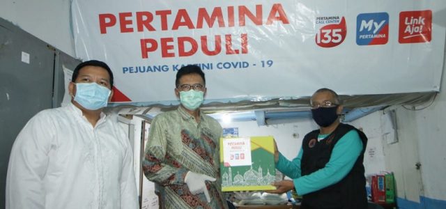 Pertamina Bagikan 400 Paket Sembako di Makassar