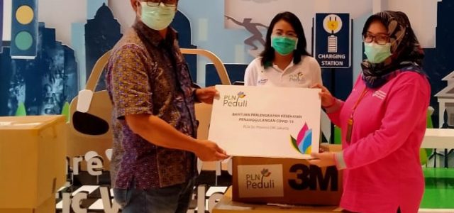 PLN Salurkan Bantuan Perlengkapan Kesehatan Untuk Tanggulangi Covid-19