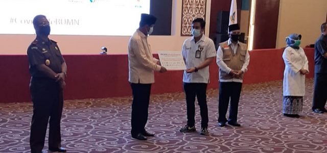 Satgas BUMN Kepri Serahkan 5.002 Paket Sembako Pada Ketua Gugus Covid-19