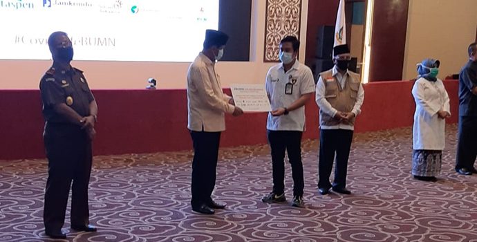 Satgas BUMN Kepri Serahkan 5.002 Paket Sembako Pada Ketua Gugus Covid-19