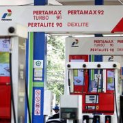 Wajib Tahu, Alasan Tidak Boleh Main HP Saat Isi Bensin