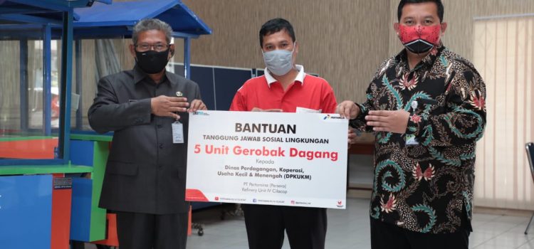 Pertamina Kilang Cilacap Bantu Gerobak untuk UMKM