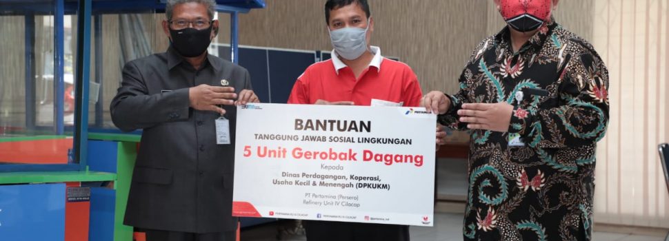 Pertamina Kilang Cilacap Bantu Gerobak untuk UMKM