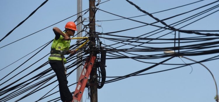 PLN Minta Masyarakat Tak Ambil Listrik Langsung dari Tiang