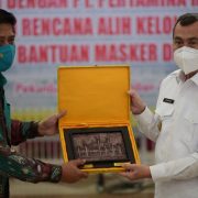 Pertamina Hulu Rokan Serahkan Bantuan 200 Ribu Masker
