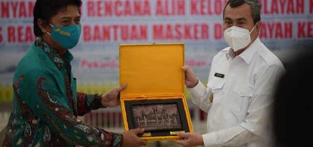 Pertamina Hulu Rokan Serahkan Bantuan 200 Ribu Masker