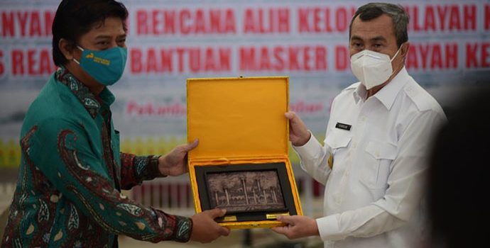 Pertamina Hulu Rokan Serahkan Bantuan 200 Ribu Masker