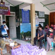 Berbagi Sesama, Komunitas Trail Pertamina RU IV Gelar Baksos di Kampung KB