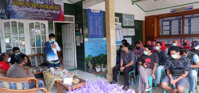 Berbagi Sesama, Komunitas Trail Pertamina RU IV Gelar Baksos di Kampung KB