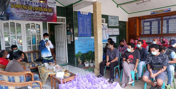 Berbagi Sesama, Komunitas Trail Pertamina RU IV Gelar Baksos di Kampung KB