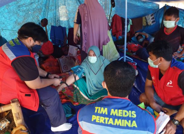 berikan bantuan medis bagi korban gempa sulawesi barat