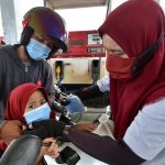 pertamina bagikan masker di spbu dan posko pengungsian sulbar