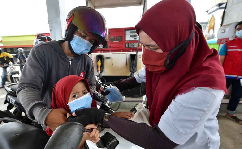 pertamina bagikan masker di spbu dan posko pengungsian sulbar