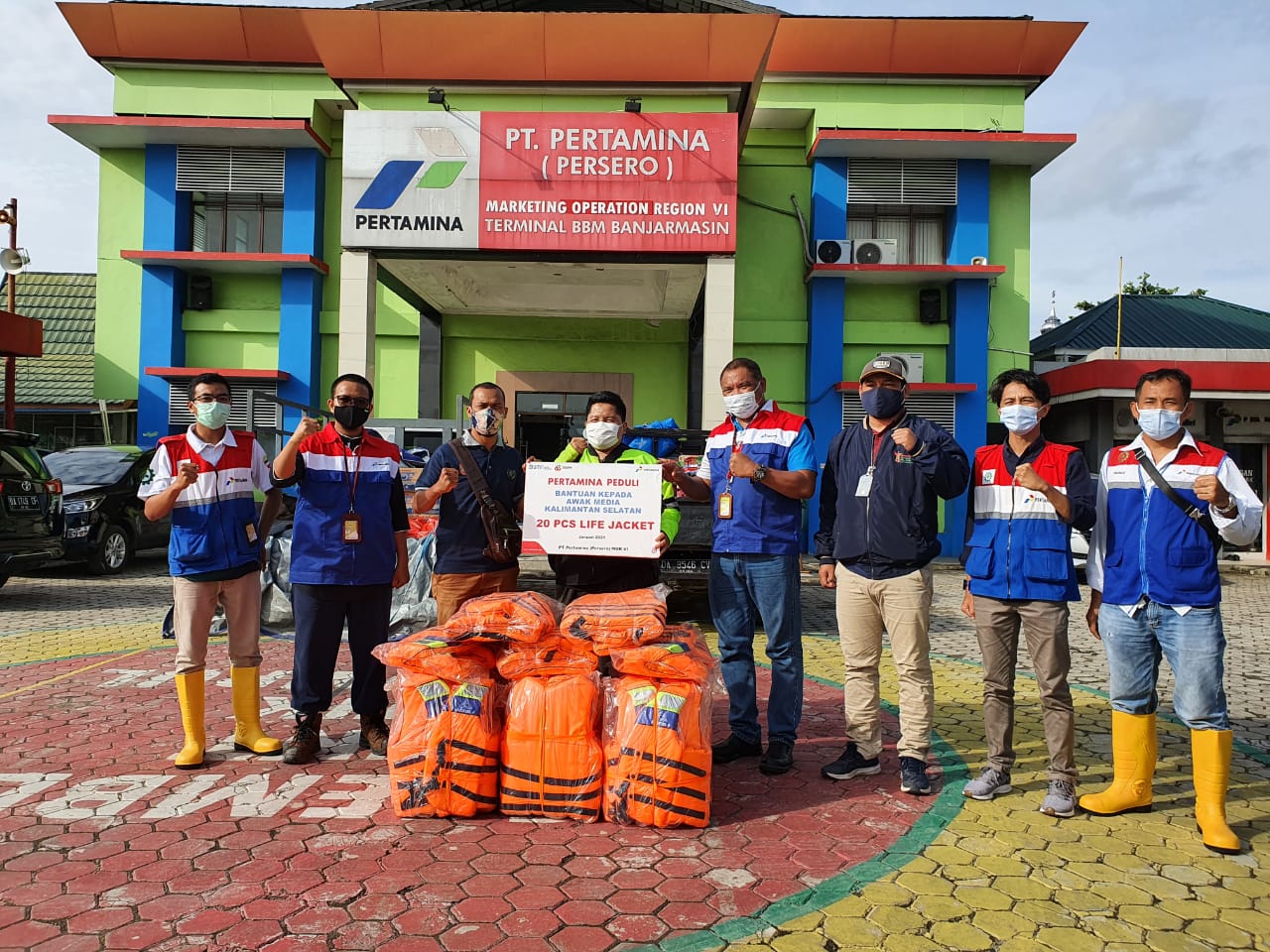 pertamina bantu jaket pelampung untuk jurnalis kalsel