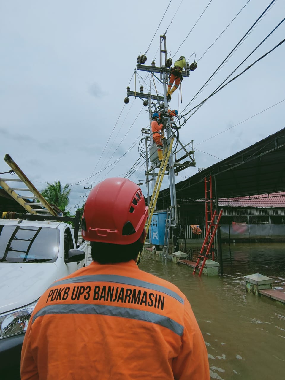 pln berhasil menyalakan 99,9% gardu terdampak banjir di kalsel