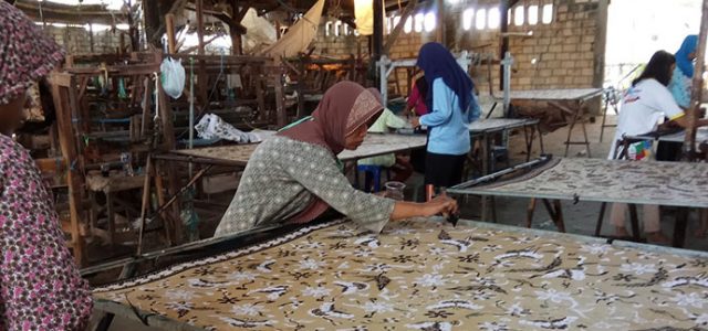Serap Banyak Pekerja, Batik Gedog Zainal Pertahankan Cara Tradisional