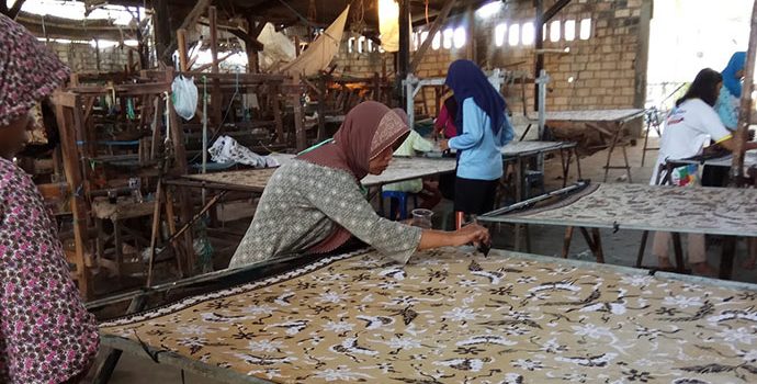 Serap Banyak Pekerja, Batik Gedog Zainal Pertahankan Cara Tradisional