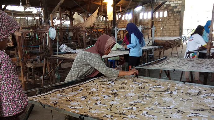 Serap Banyak Pekerja, Batik Gedog Zainal Pertahankan Cara Tradisional