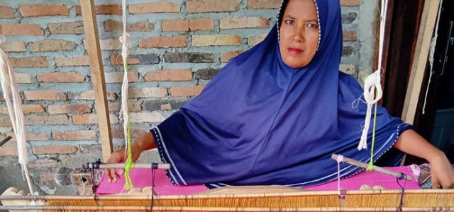 UMKM UD Rehani Inovasikan Tenun Ulos jadi Lebih Modis dan Trendy