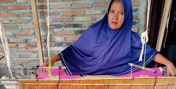 UMKM UD Rehani Inovasikan Tenun Ulos jadi Lebih Modis dan Trendy