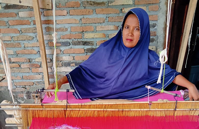 UMKM UD Rehani Inovasikan Tenun Ulos jadi Lebih Modis dan Trendy