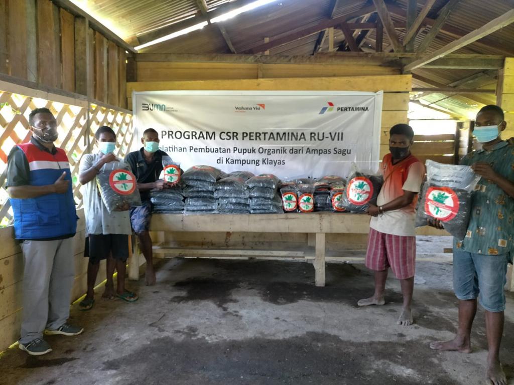 pertamina dampingi pemuda klayas dulang untung dari ampas sagu