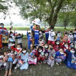 Relawan Trauma Healing Ceriakan Pengungsi Balongan