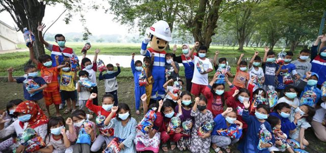 Relawan Trauma Healing Ceriakan Pengungsi Balongan