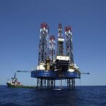 opec plus sepakat lanjutkan pengurangan pasokan, minyak melambung