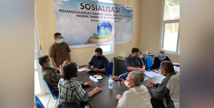 pertamina salurkan dana perbaikan fasum fasos terimbas kebakaran kilang balongan