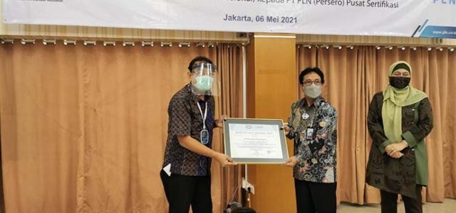 PLN Pusertif Terima Sertifikat dari Komite Akreditasi Nasional