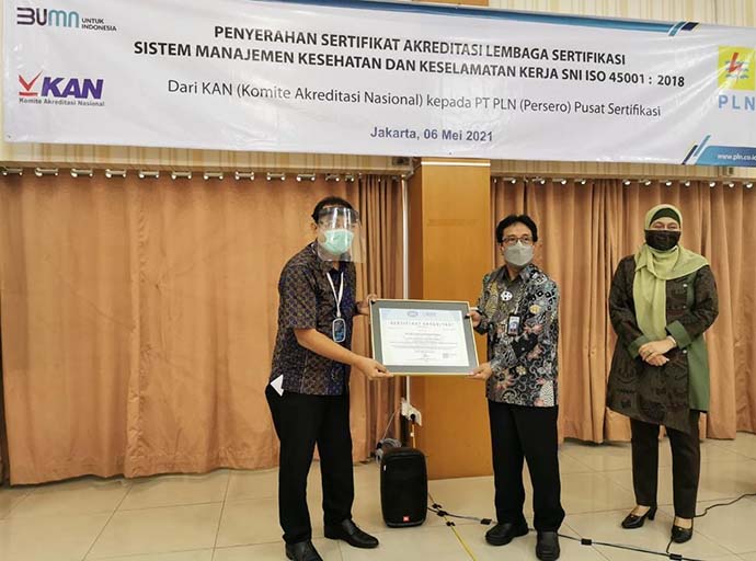 PLN Pusertif Terima Sertifikat dari Komite Akreditasi Nasional