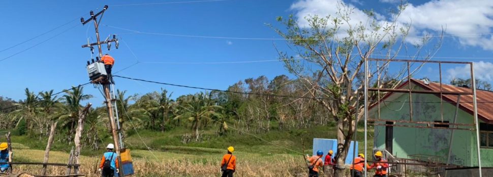 Pulihkan Listrik di Pulau Sabu, PLN Buka Akses Jalan Berhari-hari