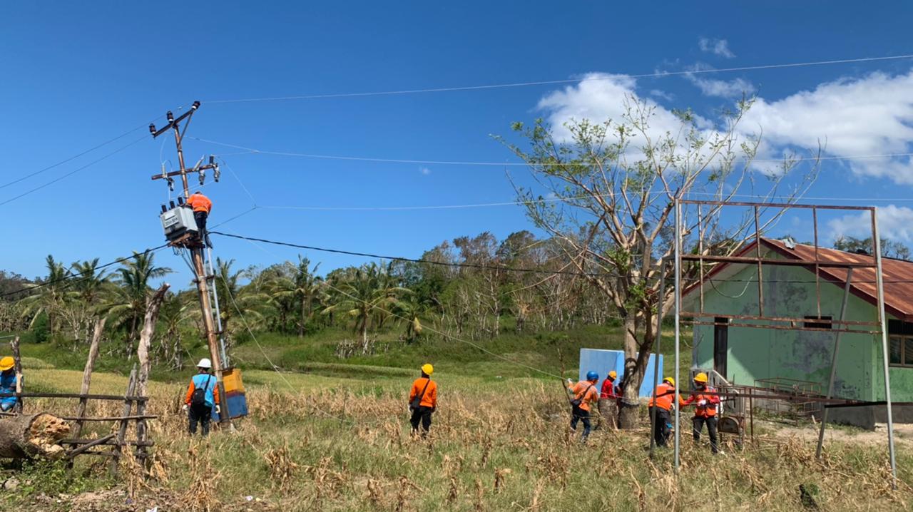 pulihkan listrik di pulau sabu, pln buka akses jalan berhari-hari