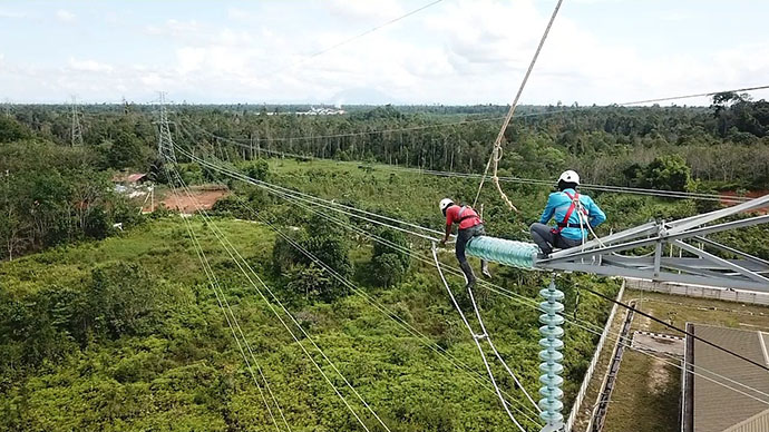 Hebat, Pegawai PLN Ini Rela Pertaruhkan Nyawa Demi Hadirkan Listrik bagi Pelanggan