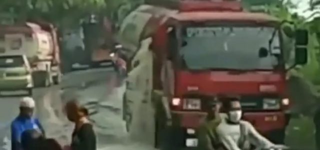 Viral Video Solar Tumpah Ke Jalan Pasca Truk Tangki Bersenggolan, Ini Penjelasannya