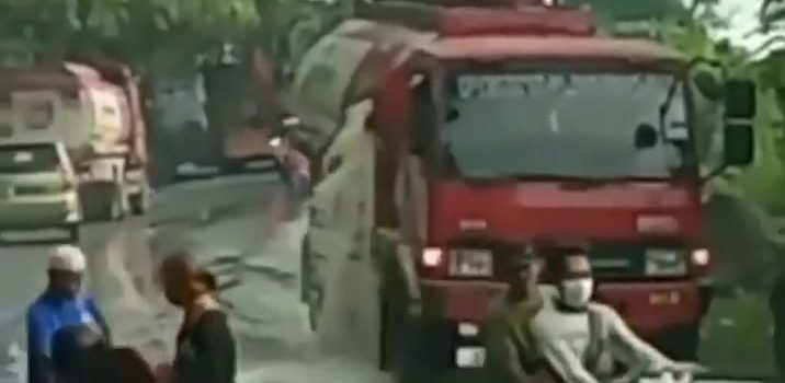 Viral Video Solar Tumpah Ke Jalan Pasca Truk Tangki Bersenggolan, Ini Penjelasannya