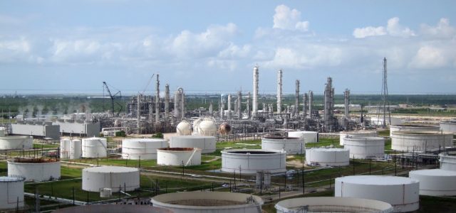 OPEC Belum Sepakati Soal Output, Harga Minyak Terjun Bebas