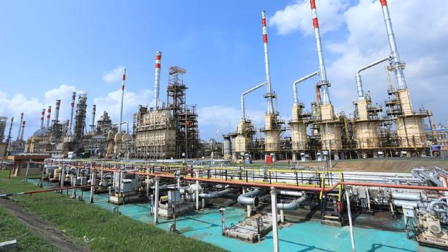 output terbatas dan permintaan global meningkat, minyak melesat 2 persen
