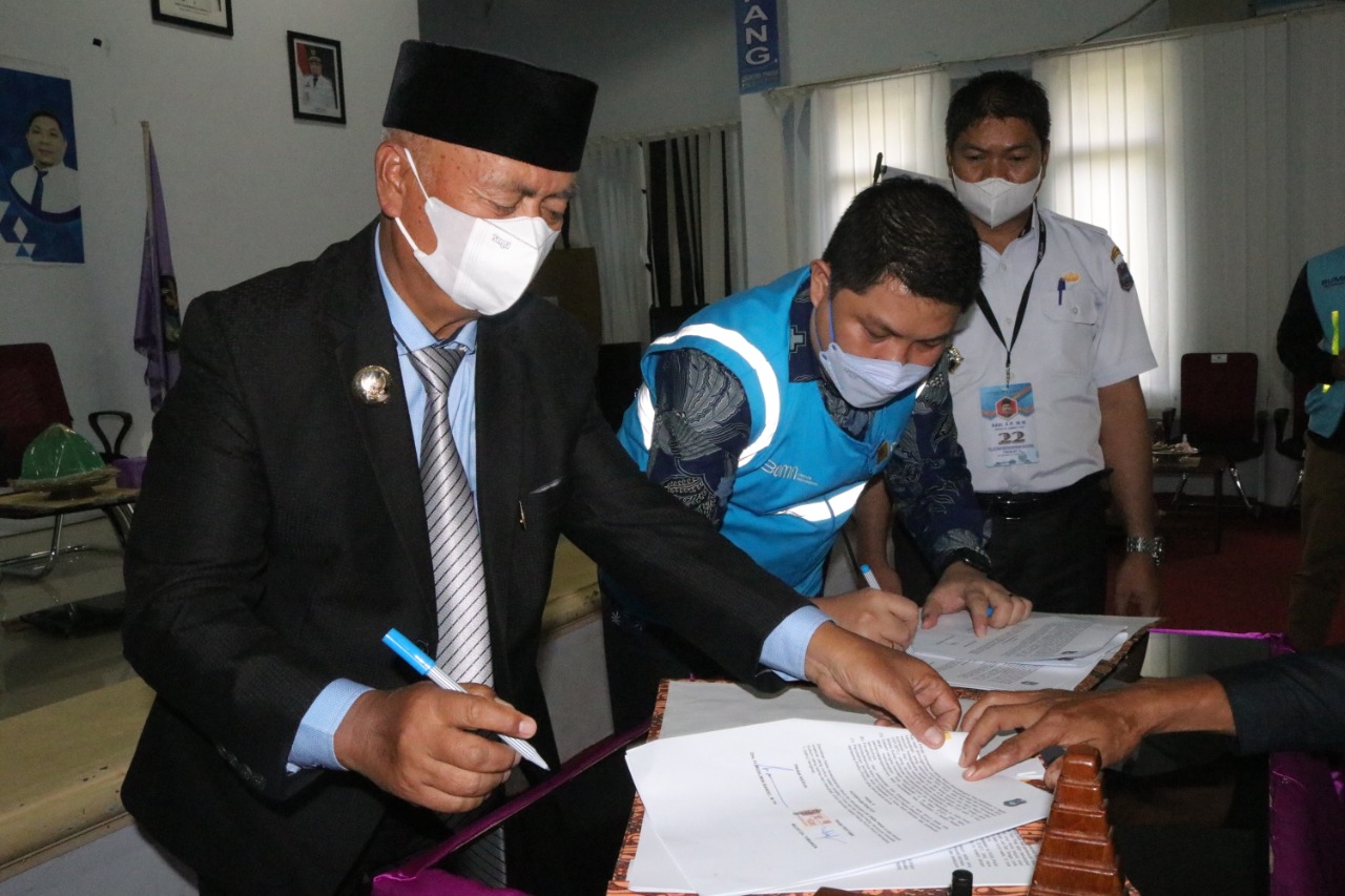 pln bantu tekan biaya produksi petani bawang merah enrekang