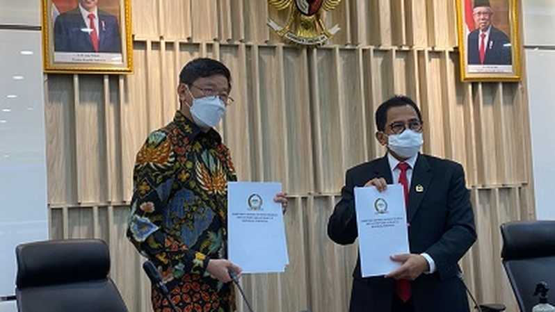 agra surya pasang plts atap di sejumlah gedung dpr mpr