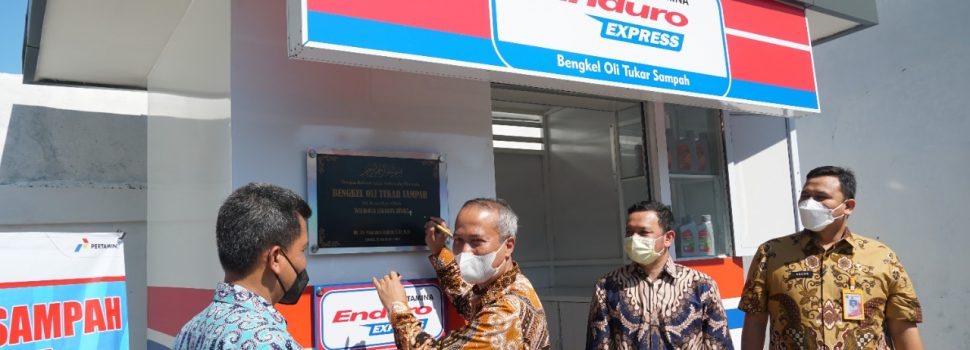 Ganti Oli Di Bengkel Ini Cukup Bayar Dengan “Sampah”