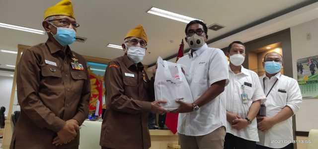 Pertamina Foundation dan Kostrad Bagikan 5 Ton Beras Untuk Para Veteran