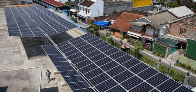 Tulis Surat Terbuka Ke Jokowi, Para Pengamat Energi Minta Aturan Soal PLTS Atap di Kaji Ulang