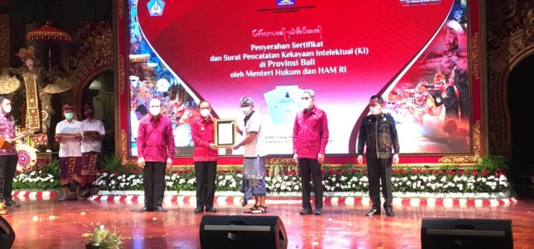 Disaksikan Menkumham, UMK di Bali Terima Sertifikat HAKI dari Gubernur