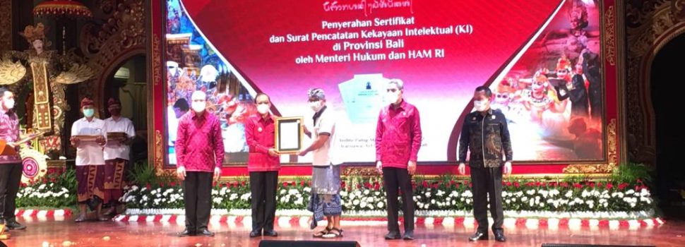 Disaksikan Menkumham, UMK di Bali Terima Sertifikat HAKI dari Gubernur