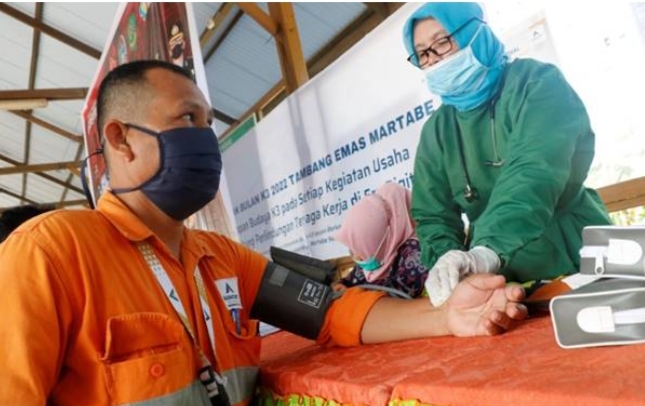 tambang emas martabe gelar vaksinasi booster tahap pertama