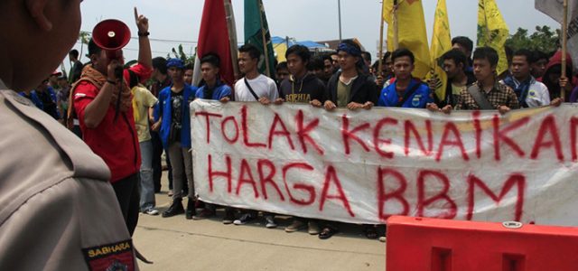 Adian Napitupulu Bingung Mahasiswa Tolak Harga Pertamax Naik, Zaman Jokowi 8 Tahun BBM Cuma Naik 16 Persen Lho!